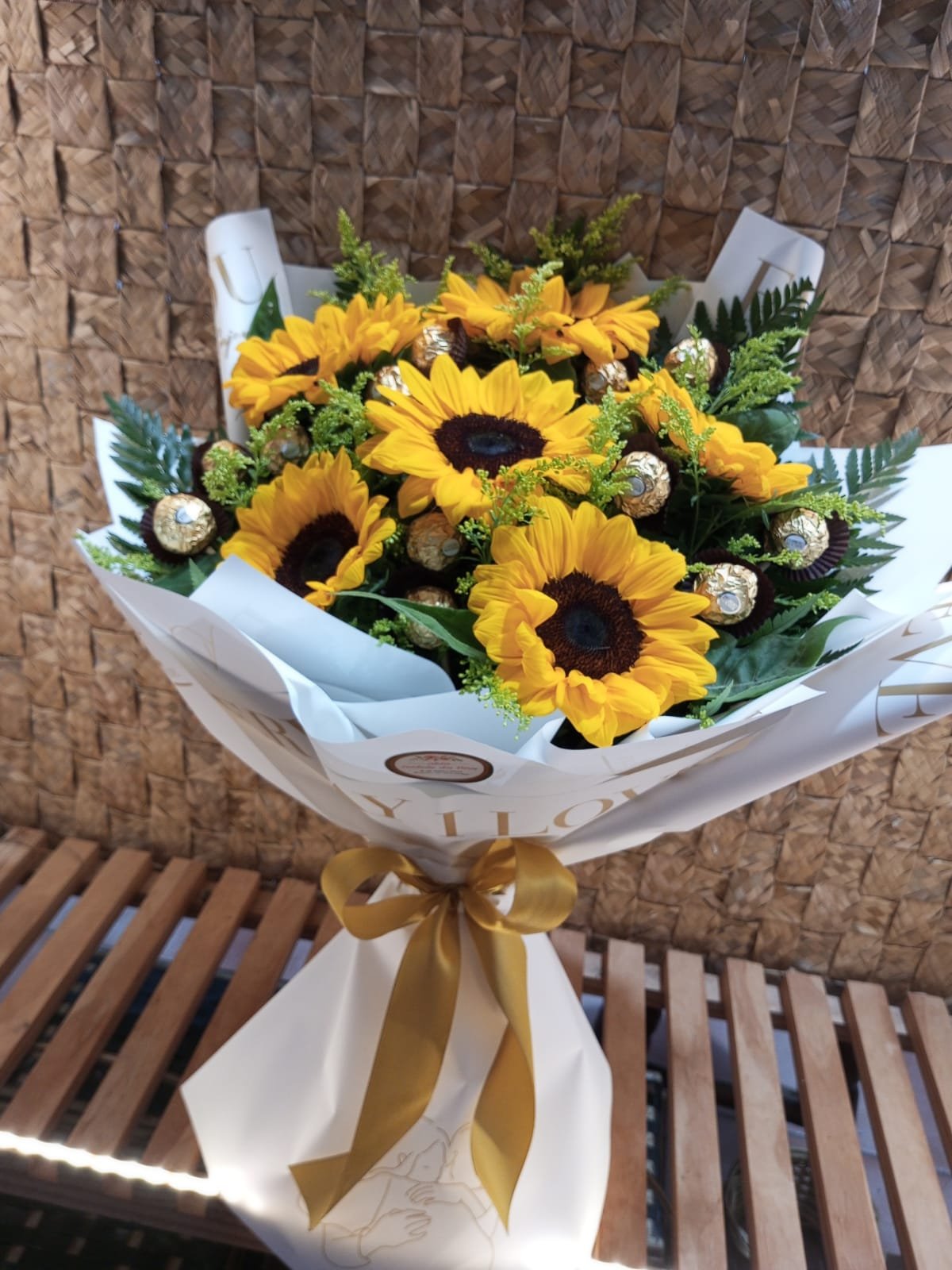 BUQUÊ COM 06 GIRASSÓIS E 12 BOMBONS FERRERO