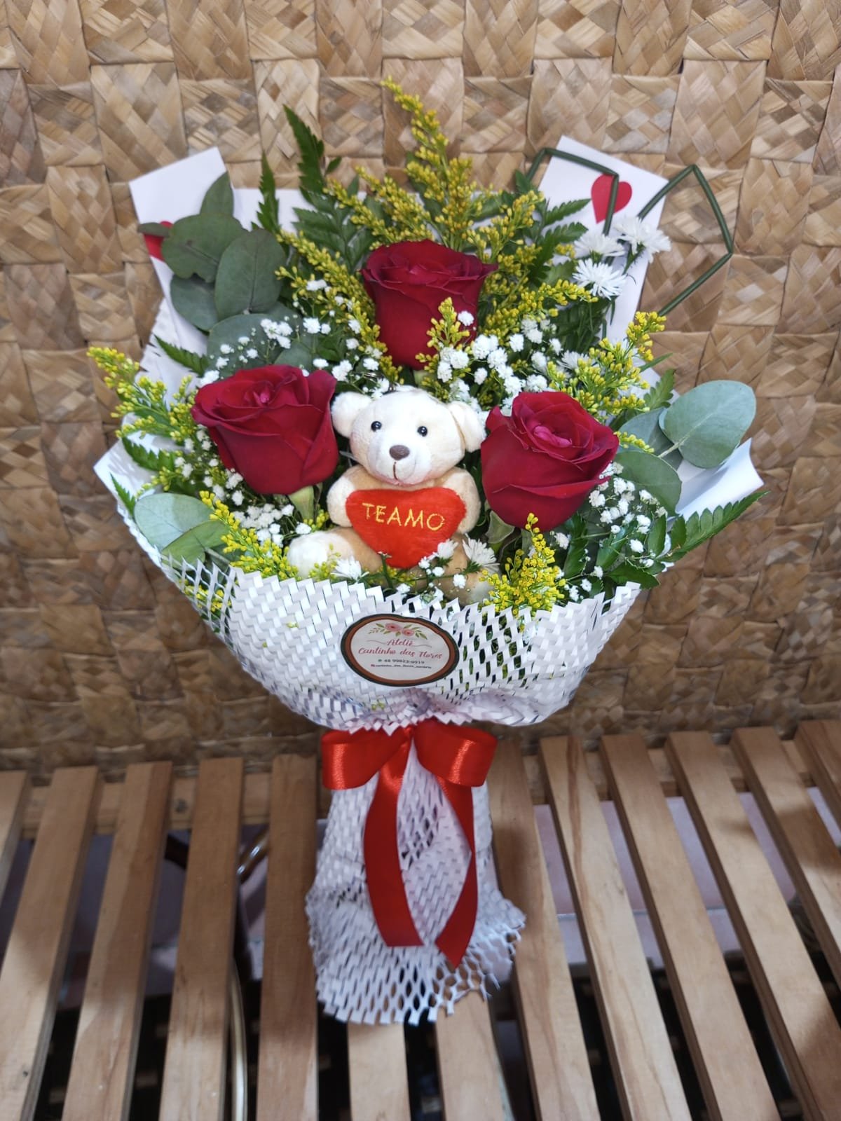 BUQUÊ COM 03 ROSAS E MINI URSINHO